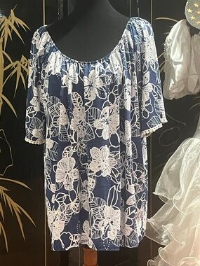 SJS Navy and White Floral Peasant Top with Lace Trim RE
